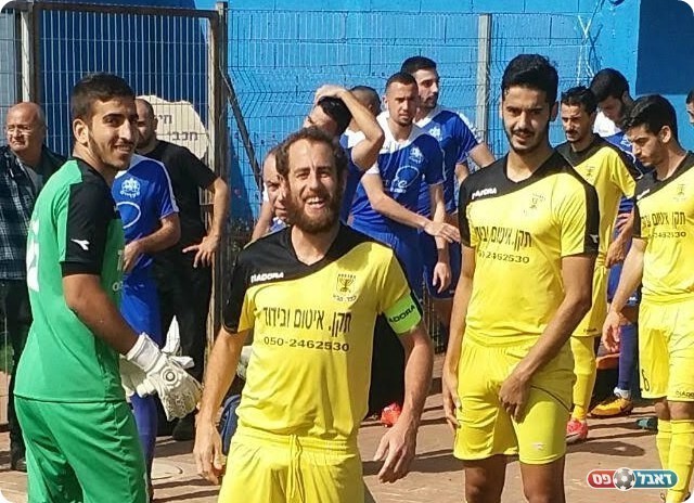שחקני שתי הקבוצות לפני השריקה (שלומי והבה)